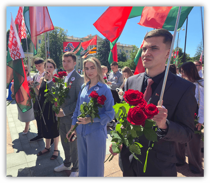 В День Независимости Республики Беларусь представители городской и районной администраций возложили цветы к монументу Победы в знак глубокого уважения и памяти о подвиге героев