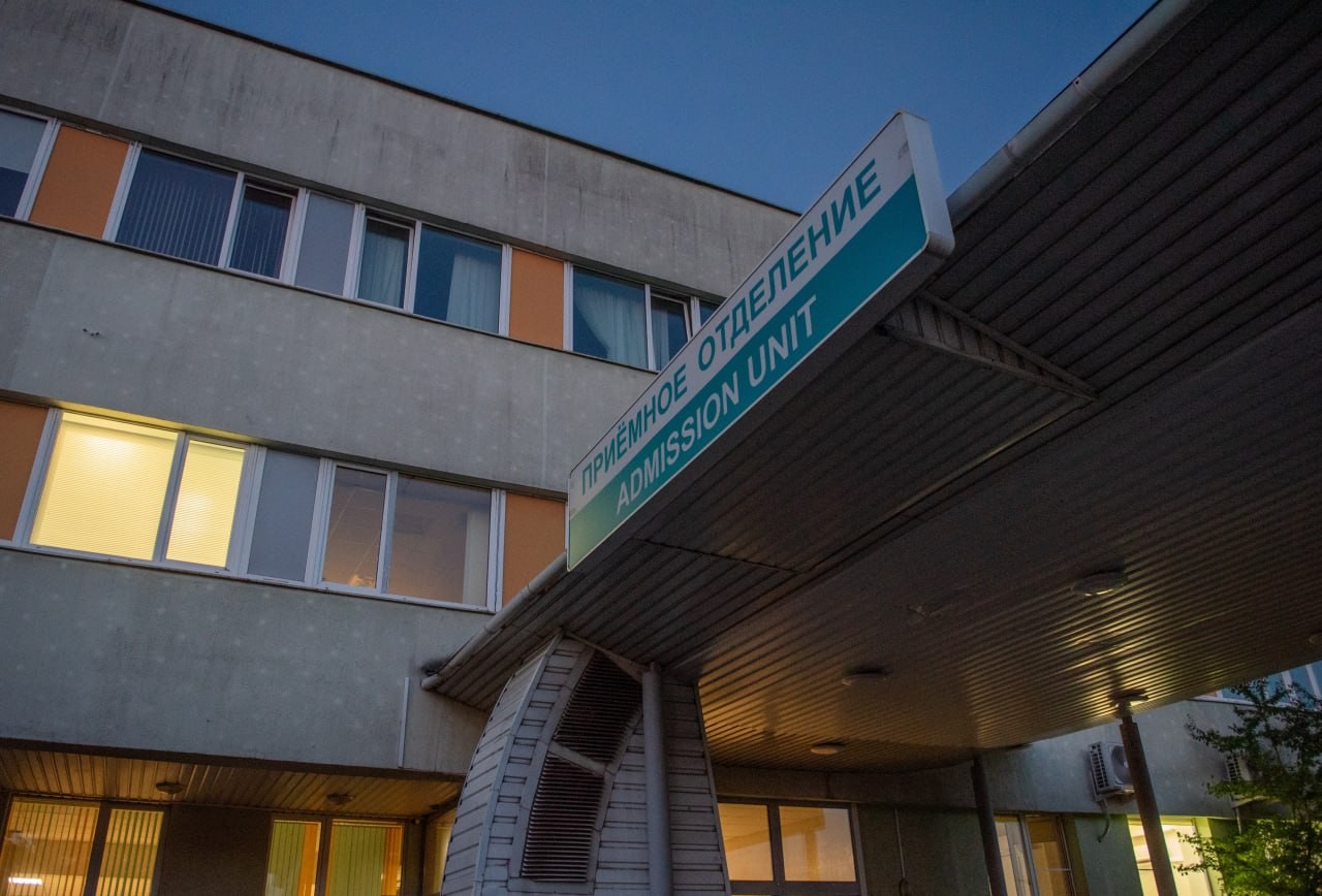 Когда город выдыхает после тяжелого дня, активность в приемном покое ГКБСМП Минска нарастает