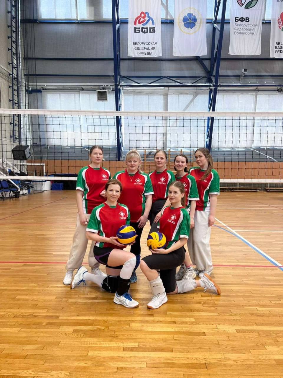 СЕРЕБРО В ГОРОДСКОМ ТУРНИРЕ ПО ВОЛЕЙБОЛУ СРЕДИ ЖЕНЩИН