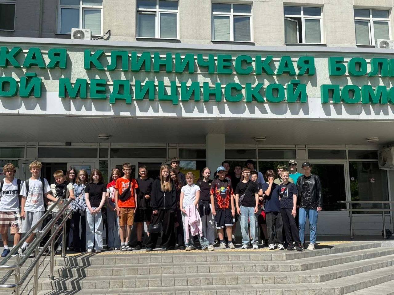 Школьники познакомились с профессией медика и работой ГКБСМП 4